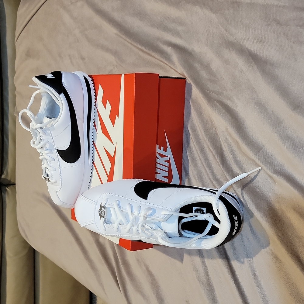 Nike Cortez '72, black and white shoes. Sz 6Youth / EUR 38.5